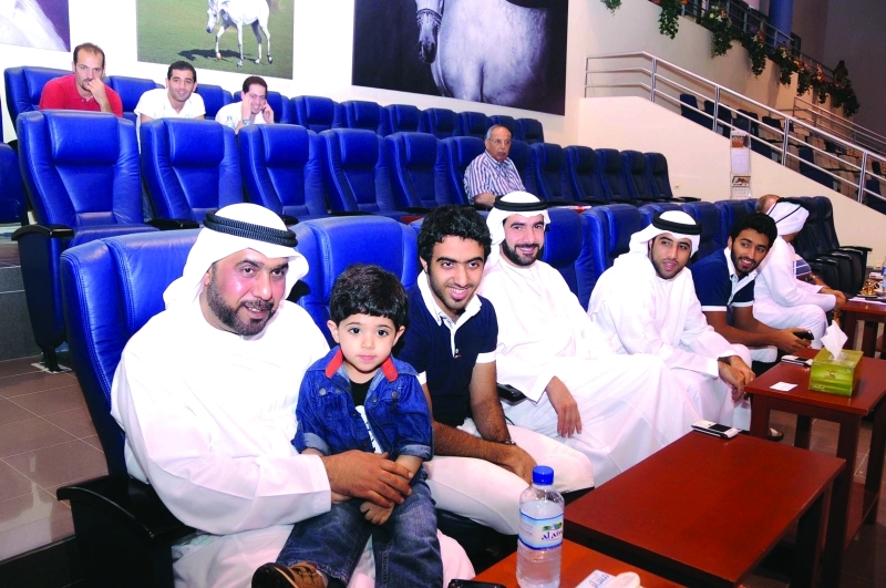 "■ عبد الله القاسمي وأنجاله واليحيائي خلال متابعتهم للنسخة السابقة من المهرجان"