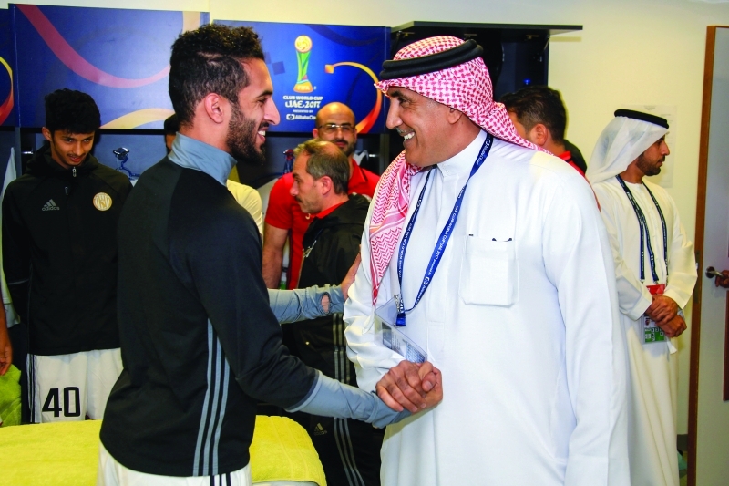 "الرميثي مع علي مبخوت قبل انطلاق المباراة  |  البيان"