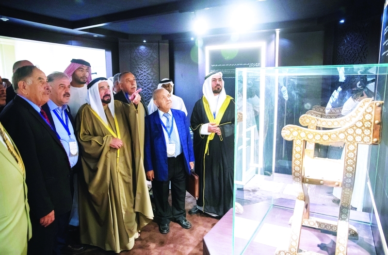 "Ⅶ سموه خلال الجولة مع الضيوف ويقدم شرحاً حول المقتنيات"