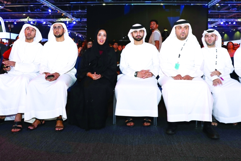 "■ منصور بن محمد ومنى المري ومحمد الملا وجمال الشريف خلال أحد فعاليات المعرض | تصوير - خليفة اليوسف"