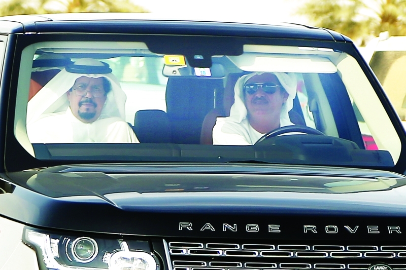 "Ⅶ سلطان بن حمدان خلال متابعته المنافسات"
