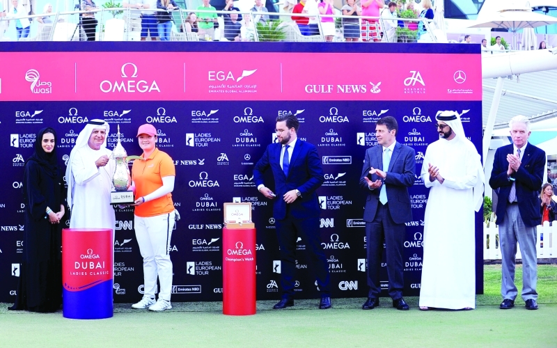 "إنجيل وين تتسلم كأس البطولة | البيان"