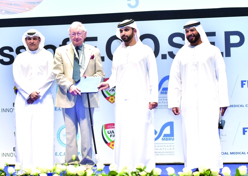 "منصور بن محمد يكرم جون كيينغ خلال المؤتمر بحضور بن غليطة والقمزي | البيان"