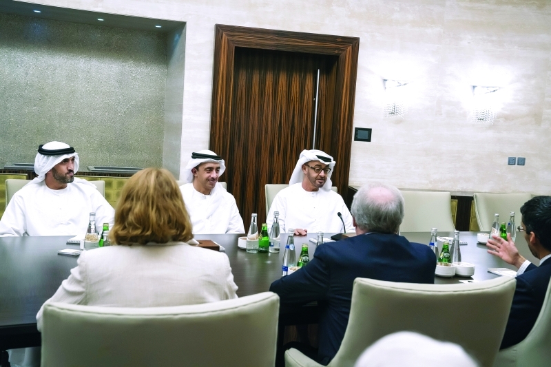 "■ محمد بن زايد خلال لقائه وفداً من معهد واشنطن لسياسة الشرق الأدنى بحضور عبد الله بن زايد ومحمد المزروعي | تصوير: محمد الحمادي"
