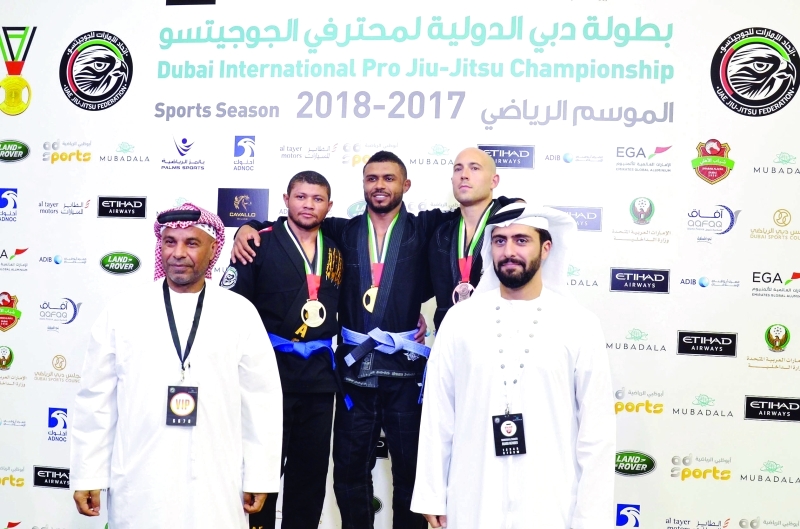 "أبطال الجزيرة على منصة التتويج | البيان"