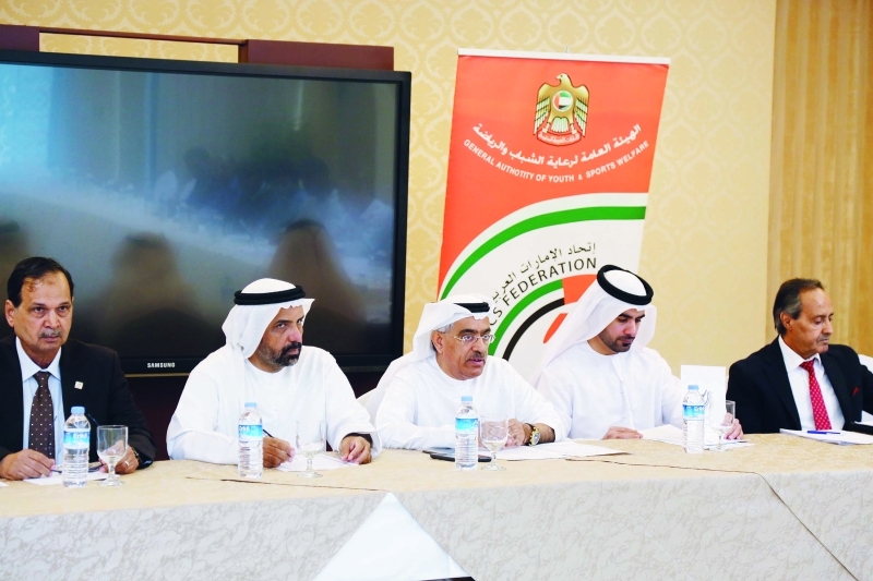 "■ جانب من اجتماع اللجنة الفنية مع الأندية | البيان"