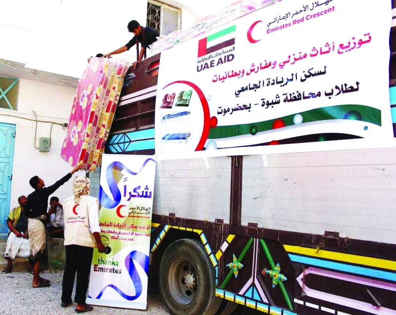 "Ⅶ هيئة الهلال توزع المساعدات على طلاب شبوة | وام"