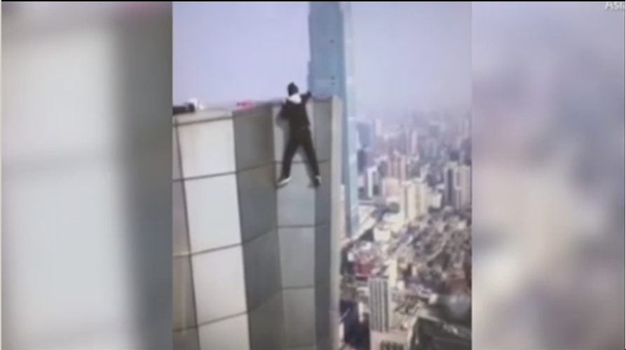 شاهد.. يدفع حياته ثمناً للمغامرة