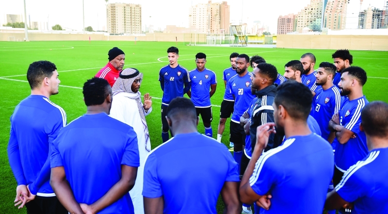 "عبد الله صالح يتحدث للاعبي المنتخب | تصوير: هشام تكنوين"