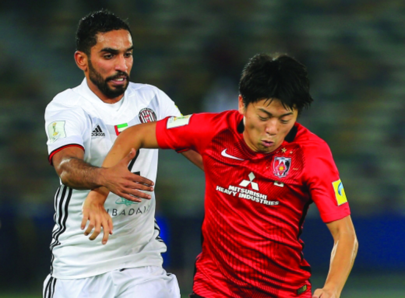 "■ لاعب أوراوا الياباني يحاول المرور خلال لقاء الجزيرة"