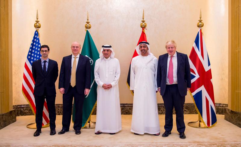 "عبدالله بن زايد مع عادل الجبير وبوريس جونسون وتيموثي ليندر كينغ خلال اجتماع أبوظبي حول اليمن"
