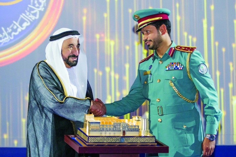 "■ .. ويتسلم من سيف الزري مجسماً مذهباً لحصن الشارقة"