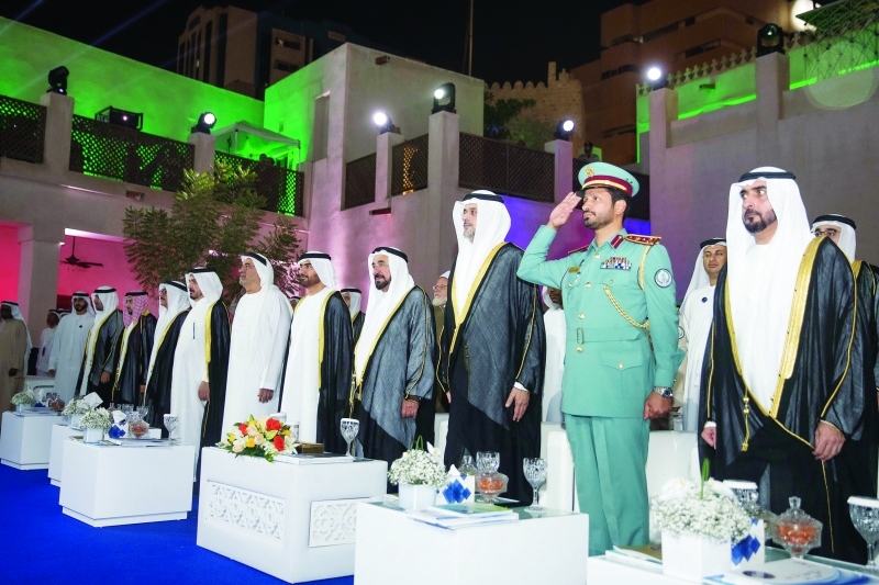"■ سلطان القاسمي خلال الاحتفال بحضور سلطان بن محمد بن سلطان وعبد الله بن سالم وسيف الزري   |  من المصدر"
