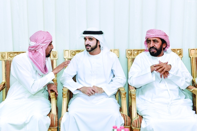 "■ حمدان بن محمد مواسياً ذوي الفقيد| تصوير: سيف محمد"