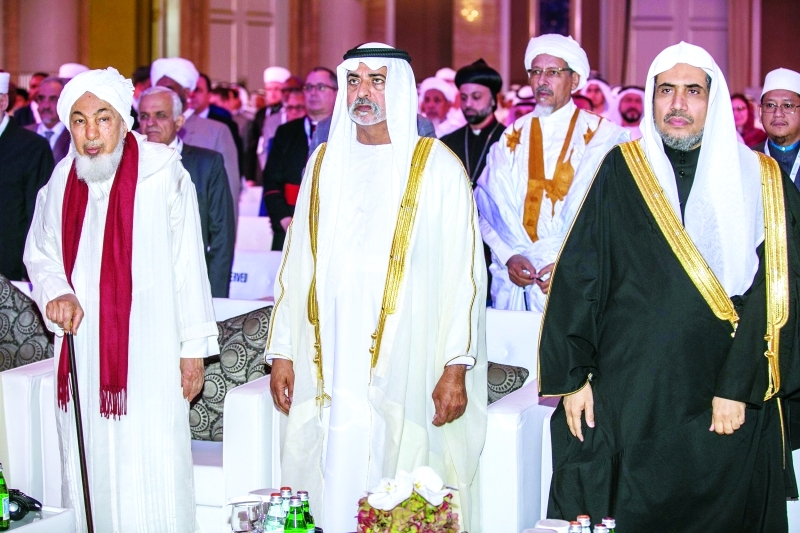 "■ نهيان بن مبارك وعبدالله بن بيه ومحمد العيسى خلال افتتاح الملتقى | من المصدر"
