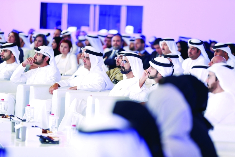 "■ محمد بن راشد يرافقه حمدان ومكتوم بن محمد وسيف بن زايد ومنصور بن محمد خلال حضور جلسة الكاتب والإعلامي عبدالرحمن الراشد | تصوير - خليفة اليوسف"