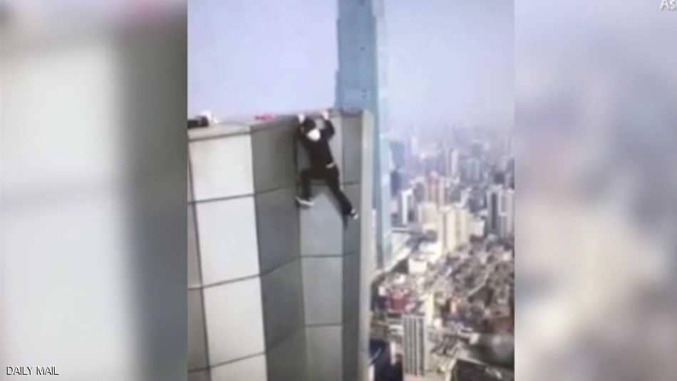بالفيديو .. مصرع مغامر صيني أثناء بث مباشر
