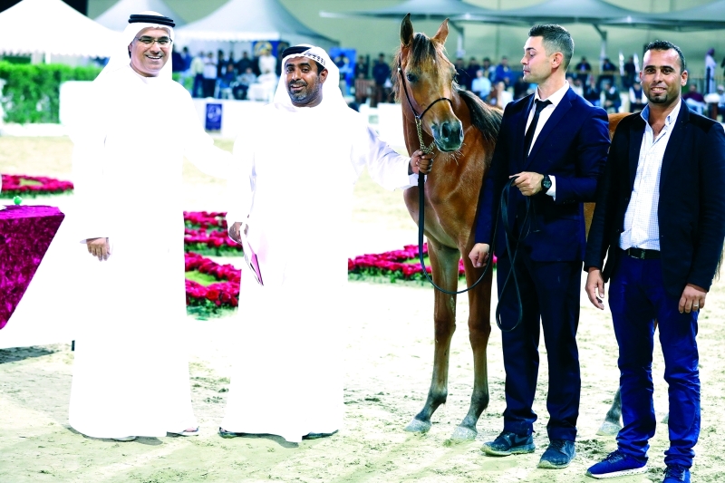 "خلال توزيع المكرمة على الفائزين | البيان"
