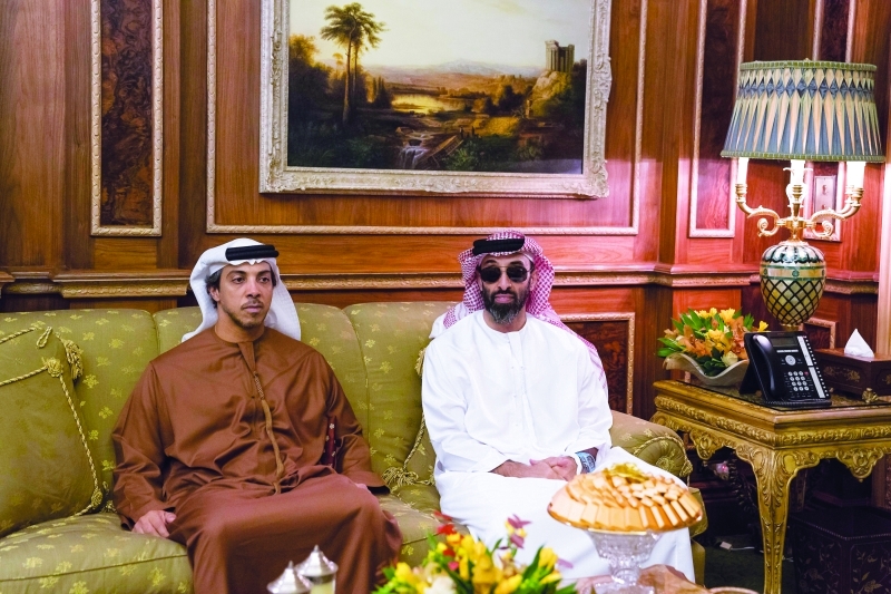 "Ⅶ محمد بن زايد مصافحاً محمد بن سلمان"