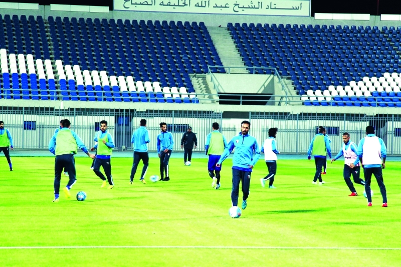 "لاعبو المنتخب الكويتي خلال التدريب"