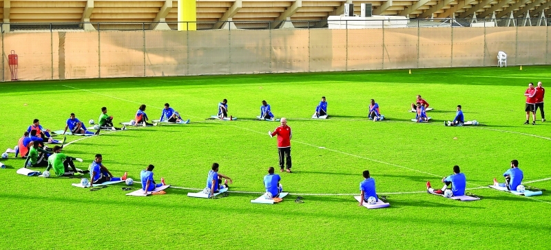 "زاكيروني خلال اشرافه على تدريبات المنتخب | تصوير : هشام تكنوين"