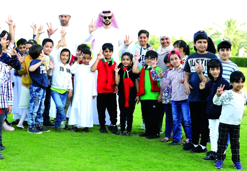"■ لقطة جماعية مع الأطفال المشاركين | البيان"