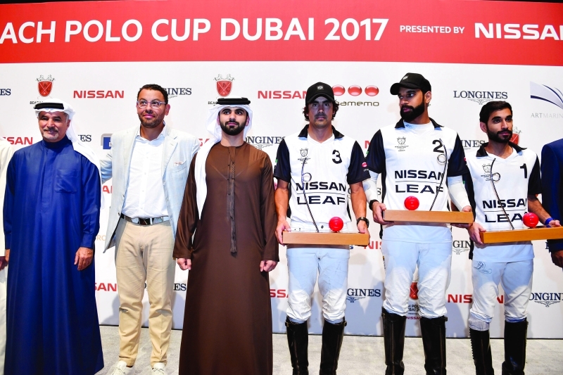"■ منصور بن محمد يتوج الفريق البطل | تصوير- سيف محمد"