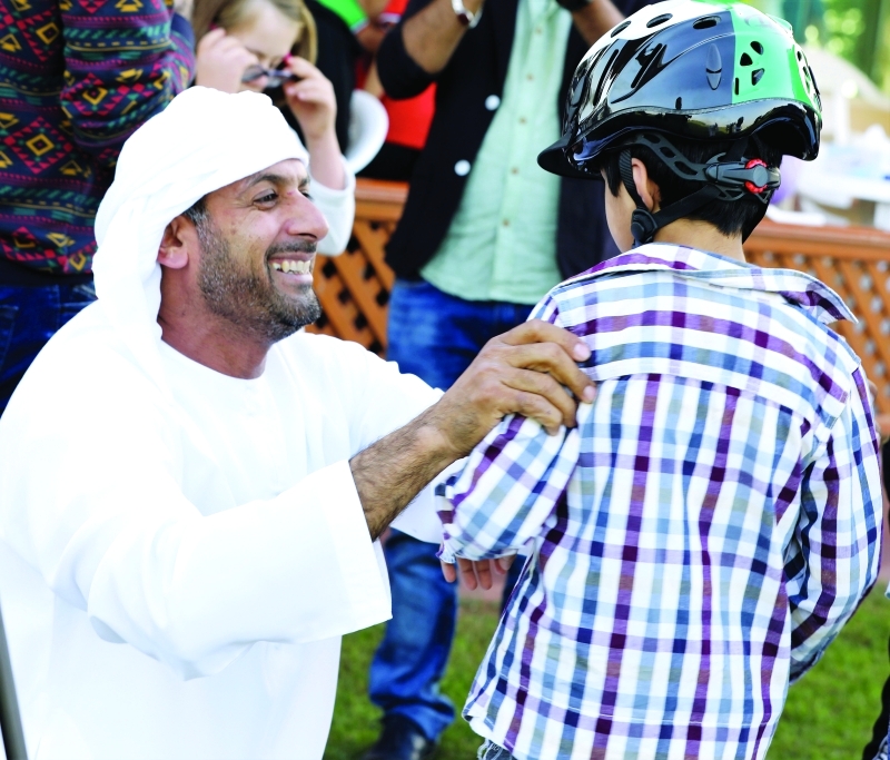 "■ المرازيق يحيي الأطفال المشاركين"