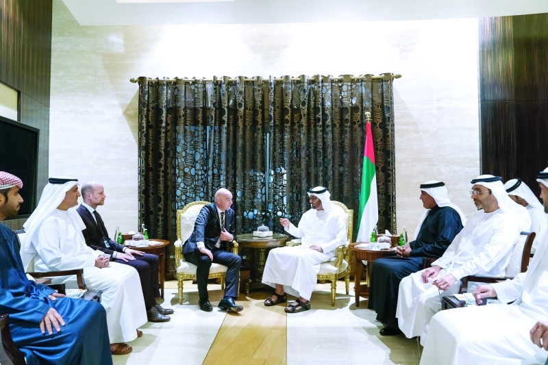 "Ⅶ محمد بن زايد خلال استقبال إنفانتينو بحضور ذياب بن زايد ومحمد المزروعي ومحمد الرميثي وعارف العواني | تصوير- محمد الحمادي"