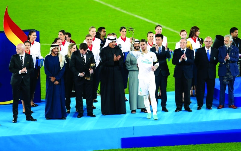"Ⅶ نهيان بن زايد خلال تتويج ريال مدريد بحضور محمد الرميثي ومروان بن غليطة وإنفانتينو وفلورنتينو بيريز | رويترز"
