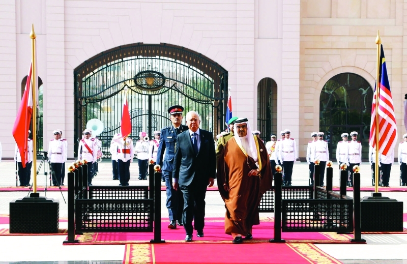 "■ ولي عهد البحرين مستقبلاً رئيس وزراء ماليزيا في المنامة | بنا"