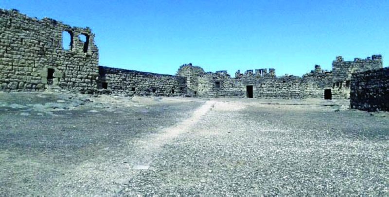 "■ قصر الأزرق بأحجاره السوداء"