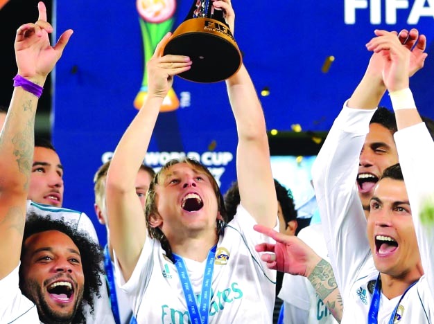 "■ لوكا مودريتش يحمل كأس البطولة | أ ف ب"