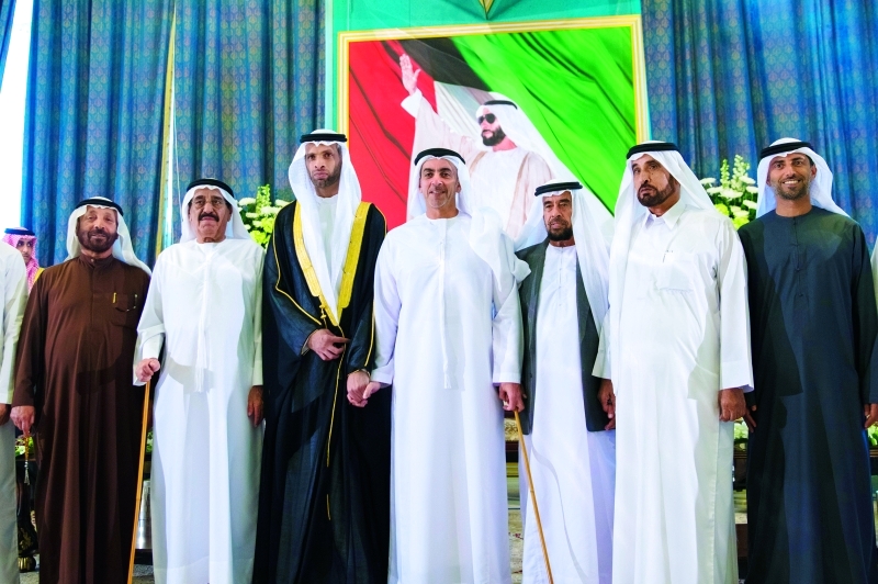 "■ سيف بن زايد وسهيل المزروعي ومحمد النابودة والعريس وعدد من الحضور"