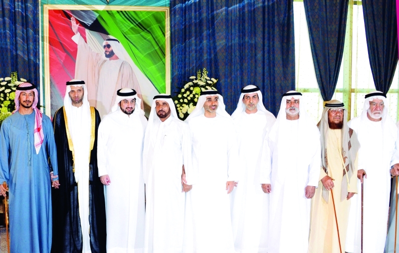 "■ ذياب وعمر بن زايد وأحمد بن محمد ونهيان بن مبارك والعريس وعدد من الحضور"