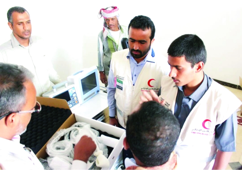 "■  متطوعون من الهلال الأحمر الإماراتي يقدمون أجهزة طبية حديثة لمستشفى الكلى في عزان  |  وام"