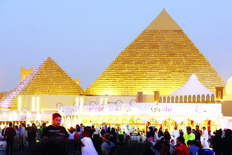 "■ الأهرامات المصرية تقف شامخة في القرية العالمية | تصوير ـ عماد علاءالدين"