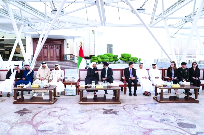 "■ محمد بن زايد خلال استقباله هارجيت ساجان بحضور طحنون بن محمد وسعيد ونهيان وسيف وعبدالله بن زايد وفهد الرقباني وأعضاء الوفد الكندي | تصوير: حمد الكعبي وراشد المنصوري"