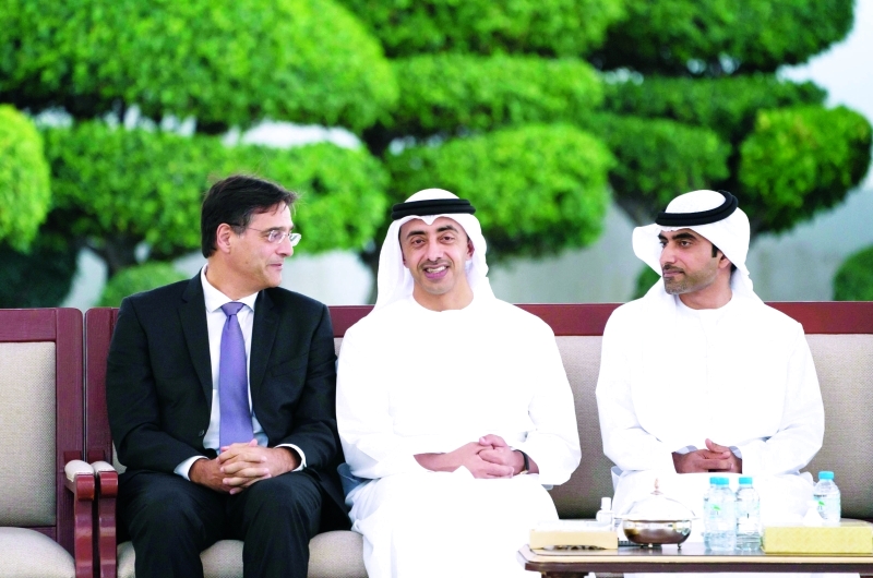 "■ عبدالله بن زايد وفهد الرقباني وأحد أعضاء الوفد الكندي"
