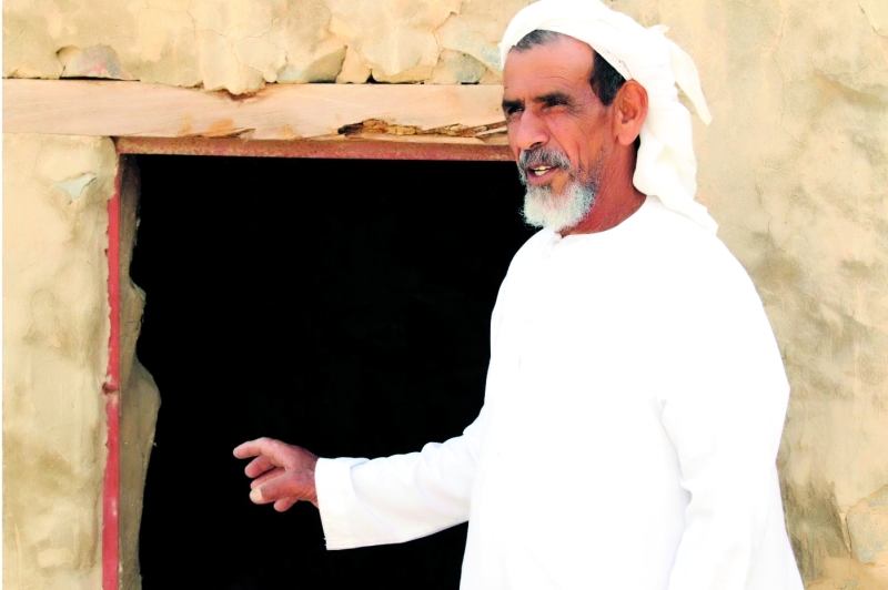 "■  مضيفنا بوسعيد أمام بيته القديم"