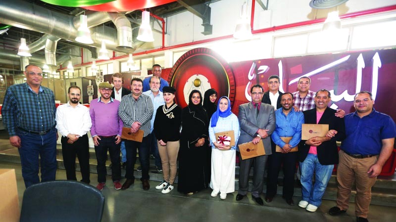 "Ⅶ  منى بوسمرة تتوسط المكرمين  |  تصوير: عبدالله المطروشي"