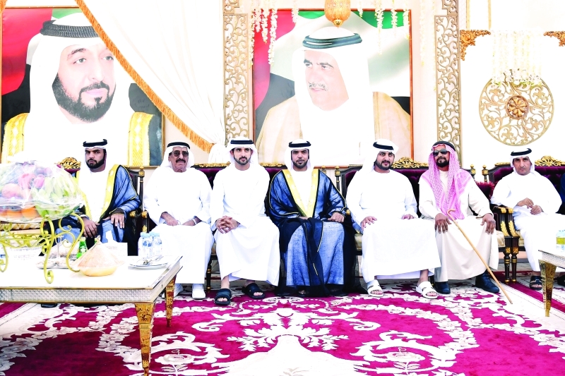 "Ⅶ حمدان ومكتوم بن محمد والعريسان وذووهما خلال الحفل بحضور سعيد بن مكتوم ومحمد النابودة | تصوير: محمد هشام"