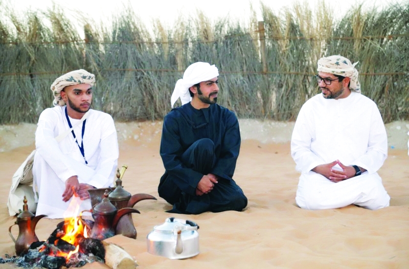 "■ خليفة بن طحنون يشارك أبناء الفخر إحدى الفعاليات"