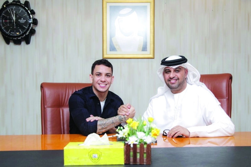 "■ محمد العامري يصافح كايو كانيدو بعد توقيع العقد | البيان"
