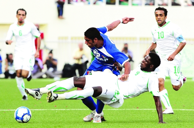 "Kuwait's Yussef Nasser (c-back) vies with Mohammed al-Bishi (R) of Saudi Arabia during their 20th Gulf Cup football match in the southern Yemeni city of Abyan on November 25, 2010. AFP PHOTO/KARIM SAHIB"