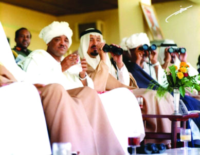"خالد بن عبد العزيز خلال متابعته السباق في زيارة للسودان | أرشيفية"