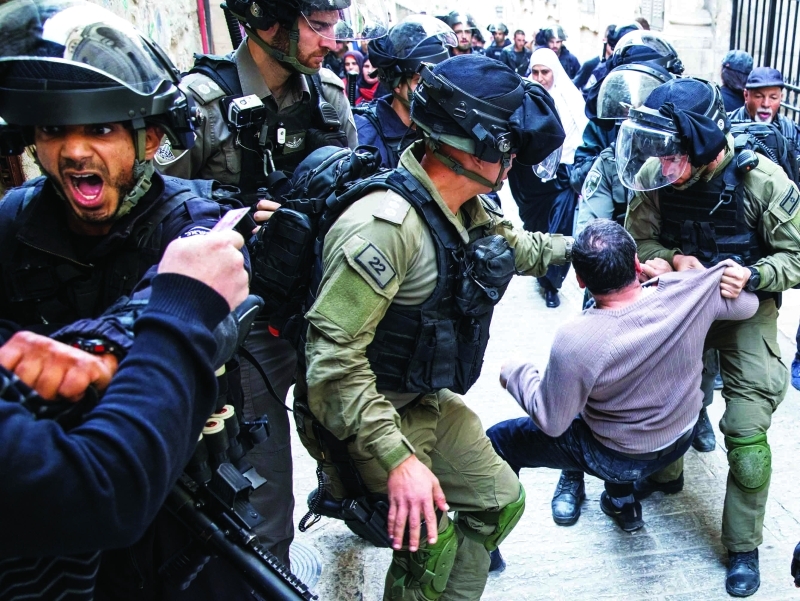 "جنود الاحتلال يقمعون المصلين في البلدة القديمة من القدس | إي.بي.إيه"