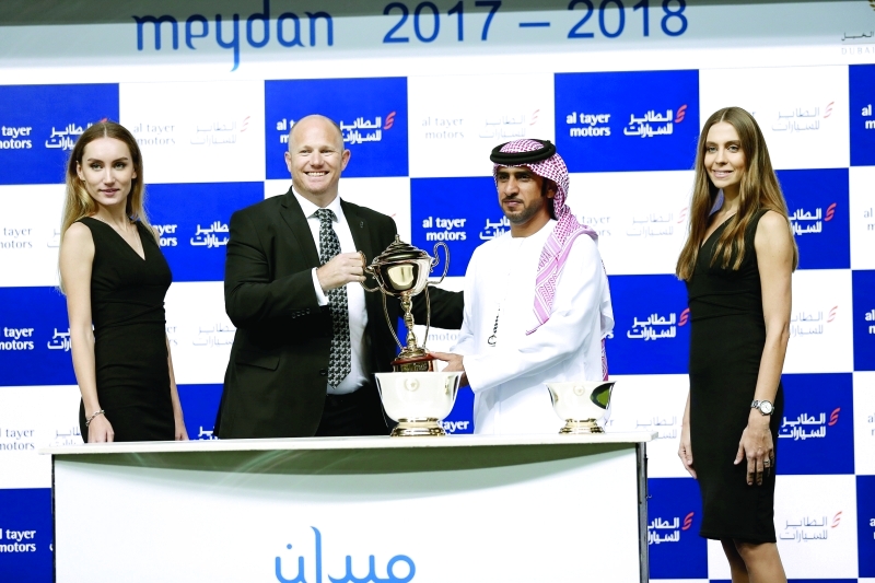 "■ سالم السبوسي خلال تسلمه جائزة الشوط الخامس | البيان"