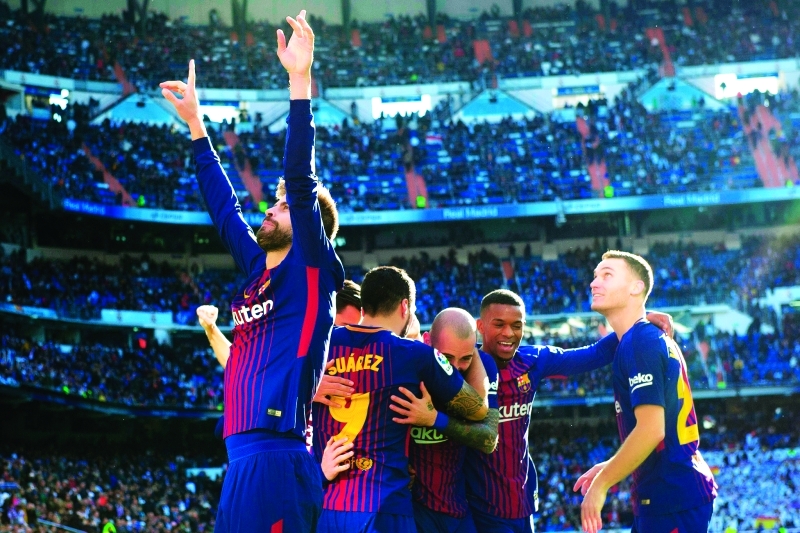 "■فرحة لاعبي برشلونة بالفوز الكبير على ريال مدريد | أ ف ب"