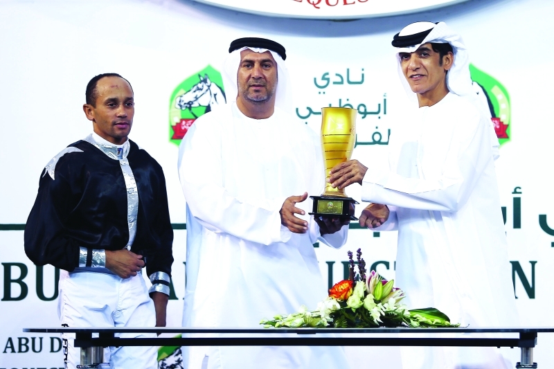 "■ خالد الرحومي يتسلم جائزة الفوز من عدنان سلطان"